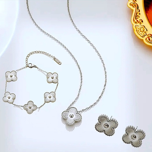 Silver Four Leaf Clover Matching Necklace Bracelet Earrings Set - Picture 2 of 7